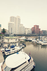 Deutschland, Düsseldorf, Blick auf den Medienhafen - MEMF000531