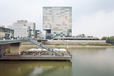 Deutschland, Düsseldorf, Medienhafen, Restaurant an der Lebendigen Brücke - MEMF000540