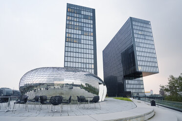 Deutschland, Düsseldorf, Medienhafen, Pavillon im Hotel und Bürogebäude Twin Towers - MEM000542