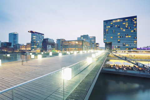 Deutschland, Düsseldorf, Medienhafen, Restaurant an der Lebendigen Brücke, lizenzfreies Stockfoto