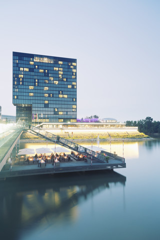 Deutschland, Düsseldorf, Medienhafen, Restaurant an der Lebendigen Brücke, lizenzfreies Stockfoto