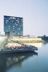 Deutschland, Düsseldorf, Medienhafen, Restaurant an der Lebendigen Brücke - MEMF000539