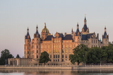 Deutschland, Mecklenburg-Vorpommern, Schwerin, Schweriner Schloss am Abend - PVCF000188