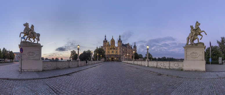 Deutschland, Mecklenburg-Vorpommern, Schwerin, Schweriner Schloss am Abend - PVCF000193