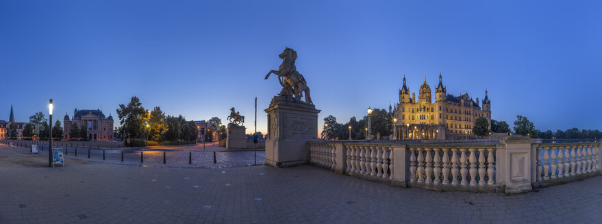 Deutschland, Mecklenburg-Vorpommern, Schwerin, Schweriner Schloss am Abend - PVCF000194