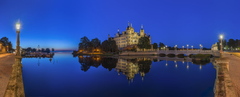 Deutschland, Mecklenburg-Vorpommern, Schwerin, Schweriner Schloss am Abend - PVCF000196