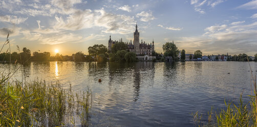 Deutschland, Mecklenburg-Vorpommern, Schwerin, Schweriner Schloss am Abend - PVCF000197