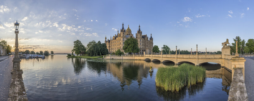 Deutschland, Mecklenburg-Vorpommern, Schwerin, Schweriner Schloss am Abend - PVCF000198