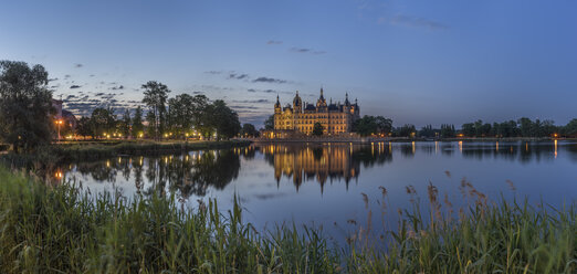 Deutschland, Mecklenburg-Vorpommern, Schwerin, Schweriner Schloss am Abend - PVCF000199