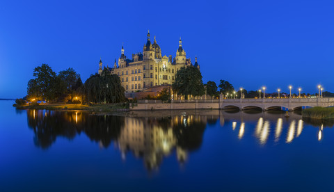 Deutschland, Mecklenburg-Vorpommern, Schwerin, Schweriner Schloss am Abend, lizenzfreies Stockfoto
