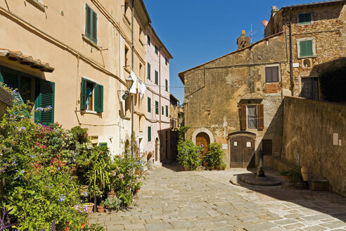 Italien, Toskana, Castagneto Carducci, alte Häuser und Gasse - UMF000704