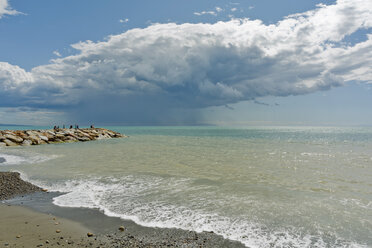 Italien, Toskana, Castagneto Carducci, Donoratico, stürmische Atmosphäre am Meer - UMF000706