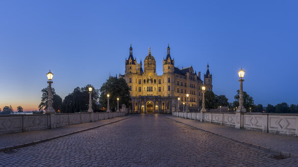 Deutschland, Mecklenburg-Vorpommern, Schwerin, Schweriner Schloss am Abend - PVCF000192