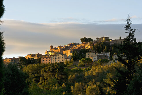 Italien, Toskana, Castagneto Carducci, Blick auf das Dorf im Abendlicht - UMF000707