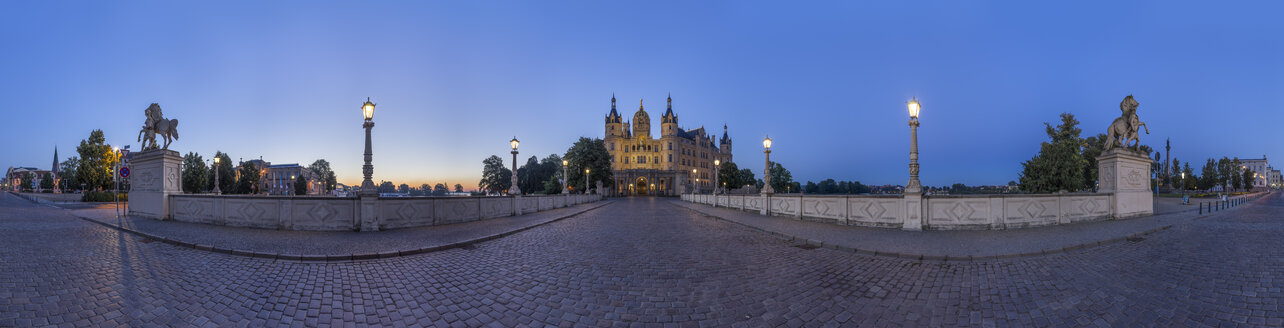 Deutschland, Mecklenburg-Vorpommern, Schwerin, Schweriner Schloss am Abend, 360-Grad-Ansicht - PVCF000202