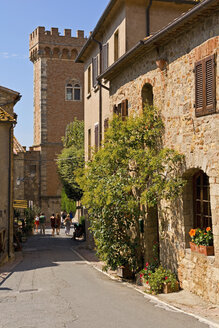 Italien, Toskana, Castagneto Carducci, Bolgheri, Stadtmauer mit Stadttor - UMF000711