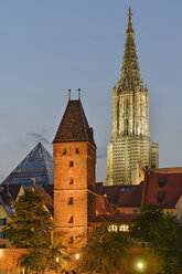 Germany, Baden-Wuerttemberg, Ulm, Metzgerturm and minster in the evening - SHF001583