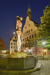 Deutschland, Baden-Württemberg, Ulm, Christophorus-Brunnen und Schwoerhaus bei Nacht - SHF001584