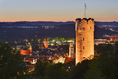 Deutschland, Baden-Württemberg, Ravensburg, Stadtturm Mehlsack und Blaserturm bei Nacht, lizenzfreies Stockfoto