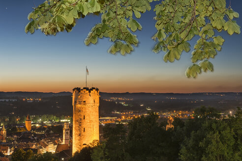 Deutschland, Baden-Württemberg, Ravensburg, Stadtturm Mehlsack und Blaserturm bei Nacht - SH001588