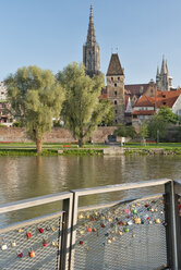 Deutschland, Baden-Württemberg, Ulm, Münster, Metzgerturm und Liebesschlösser an der Donau - SHF001614