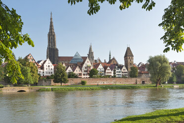 Germany, Baden-Wuerttemberg, Ulm, minster and Metzgerturm at River Danube - SHF001617