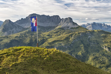 Österreich, Vorarlberg, Lechtal, Alpenlandschaft mit Fahne an der Widdersteinhütte - SH001635