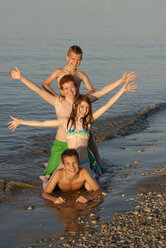 Italien, vier Kinder in einer Reihe an der Strandpromenade - LBF000991