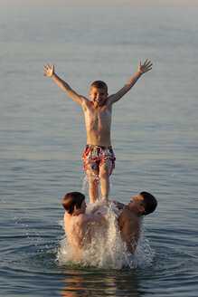 Italien, drei Teenager, die sich am Meer vergnügen - LBF000992