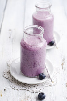 Zwei Gläser mit Blaubeer-Smoothie auf weißem Holz - ODF000871