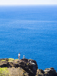 Spanien, Kanarische Inseln, La Palma, Touristen an der Steilküste von Garafia - AMF003261