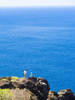 Spanien, Kanarische Inseln, La Palma, Touristen an der Steilküste von Garafia - AMF003261