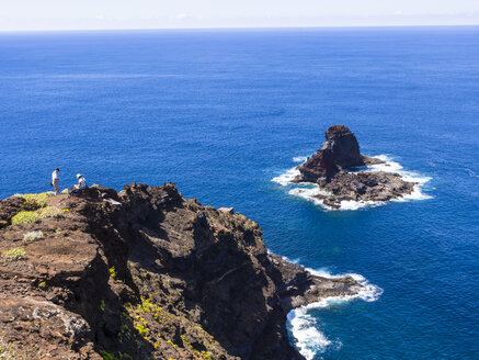 Spanien, Kanarische Inseln, La Palma, Touristen an der Steilküste von Garafia - AMF003257