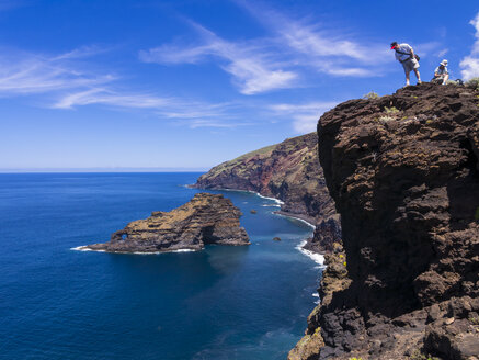 Spanien, Kanarische Inseln, La Palma, Touristen an der Steilküste von Garafia - AMF003258