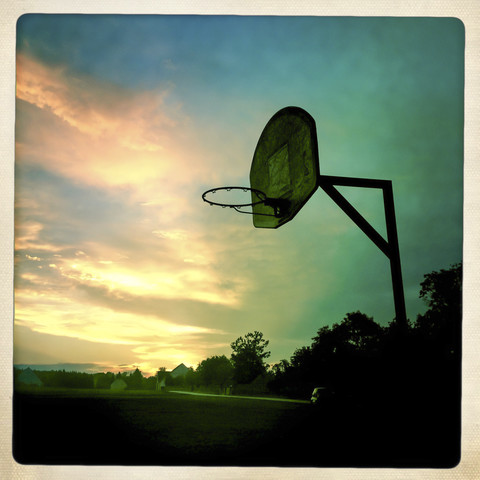 Österreich, Korbballkorb gegen bewölkten Himmel, lizenzfreies Stockfoto