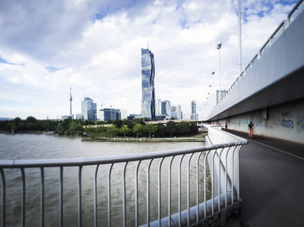 Österreich, Wien, Donau City, DC Tower 1 und Reichsbrucke - DISF001091