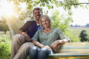 Relaxed mature couple in hammock - RBF001954