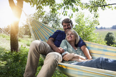 Relaxed mature couple in hammock - RBF001955