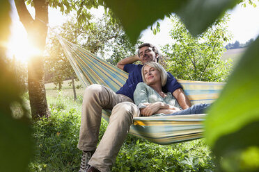 Relaxed mature couple in hammock - RBF001956