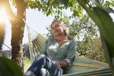 Relaxed mature woman in hammock - RBF001976