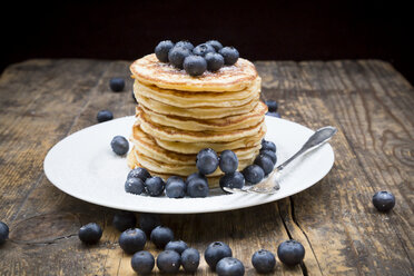 Pfannkuchen mit Blaubeeren anrichten, mit Puderzucker bestreuen - LVF002308