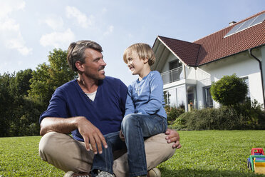 Glücklicher Vater mit Sohn im Garten - RBF002003