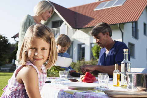 Familie beim Mittagessen im Garten, lizenzfreies Stockfoto