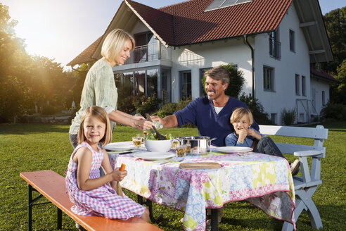 Familie beim Mittagessen im Garten - RBF002013