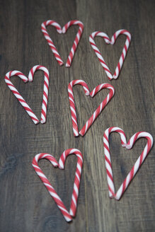 Red-white candy canes arranged like hearts - SARF001053
