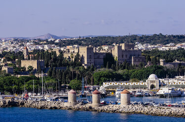 Greece, Aegean Islands, Rhodes, View to Port entrance and Palace of the Grand Master - THAF000917