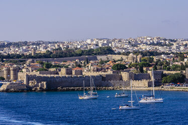 Griechenland, Ägäische Inseln, Rhodos, Blick auf die Hafeneinfahrt - THAF000918