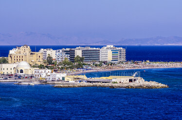 Griechenland, Ägäische Inseln, Rhodos, Blick auf die Hafeneinfahrt - THAF000920