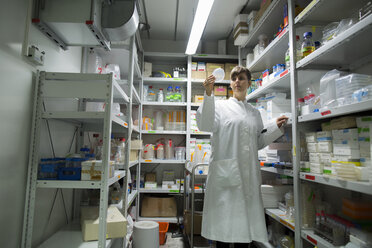 Junge Naturwissenschaftlerin bei der Arbeit im Laboratorium - SGF001105