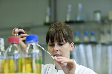 Junge Naturwissenschaftlerin bei der Arbeit im Laboratorium - SGF001106